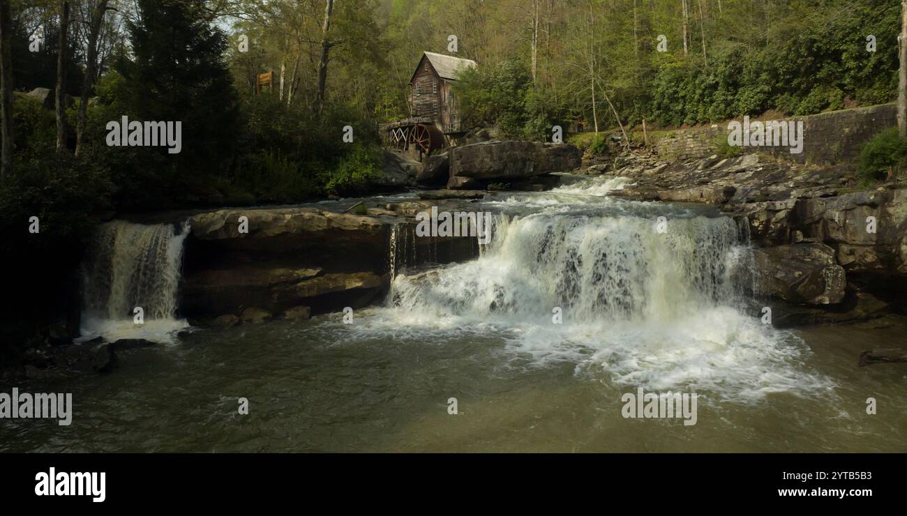8 MAI 2023 - DANESE WEST VIRGINIA - États-Unis - moulin historique de Glade Creek Grist avec de l'eau courante dans le ruisseau du parc national Babcock Banque D'Images