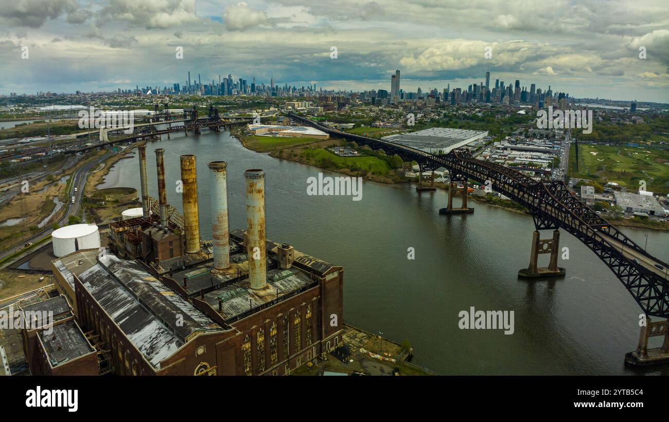 2 MAI 2023, KEARNY, New Jersey, USA - vue aérienne du New Jersey industriel avec Manhattan New York en arrière-plan avec des nuages Banque D'Images