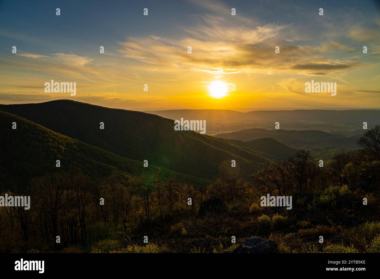 6 MAI 2023, SKYLINE DRIVE National Park, VIRGINIE, États-Unis - vues panoramiques au coucher du soleil depuis Skyline National Park montrant une vue aérienne de Shenandoha Foest et Blue Ridge Mountains Banque D'Images