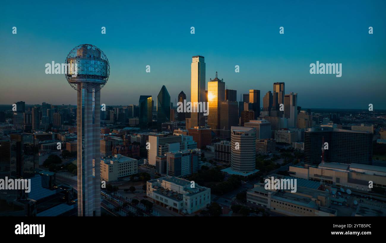 16 JUILLET 2023, DALLAS, TEXAS - vue aérienne au coucher du soleil de la Reunion Tower et Dallas Skyline Banque D'Images