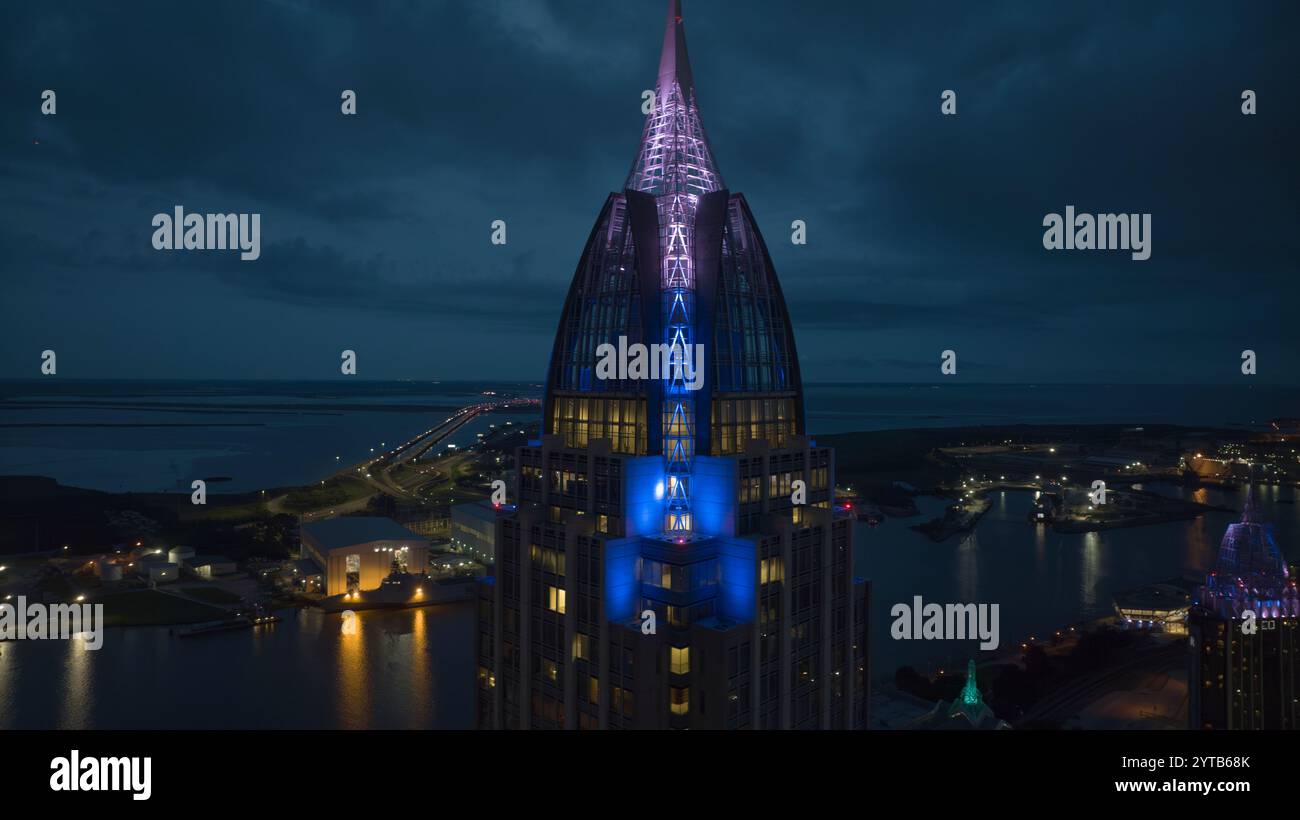 17 JUILLET 2023, MOBILE, ALABAMA - USA - vue aérienne de Mobile Alabama skyline avec Mobile Harbor et Port en arrière-plan au crépuscule Banque D'Images