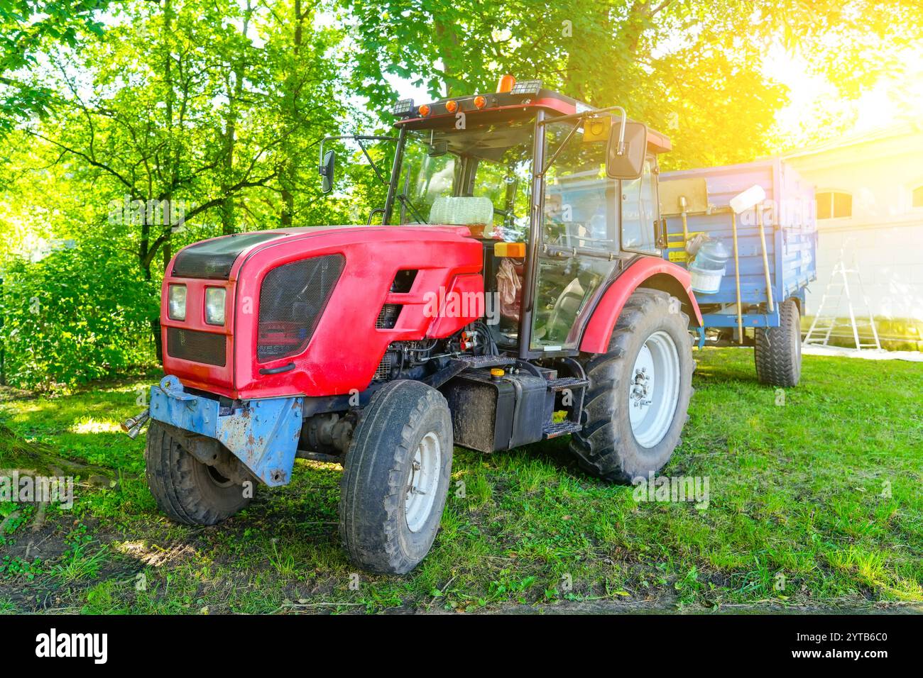 Tracteur rouge dans le parc de la ville, service d'entretien du territoire. Banque D'Images