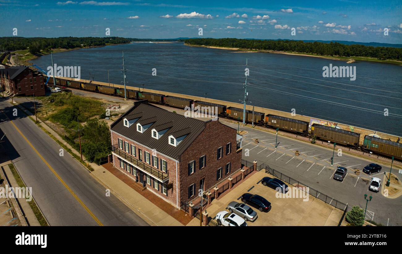 6 juillet 2023, Cape Girardeau, Missouri, États-Unis - le train passe par le vieux Cap Girardeau le long du fleuve Mississippi par le vieux Cap Girardeau le long du fleuve Mississippi Banque D'Images