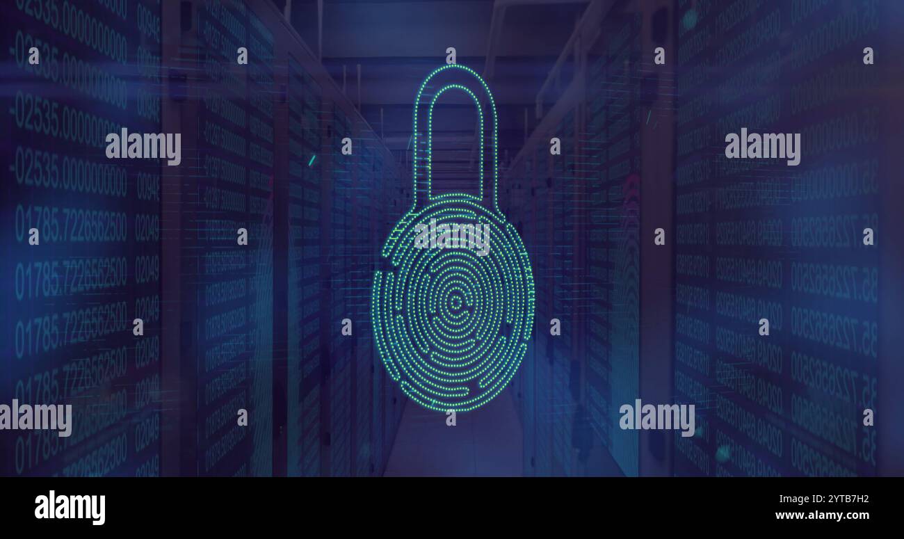 Image de verrouillage d'empreinte digitale sur des serveurs de données dans une pièce faiblement éclairée Banque D'Images