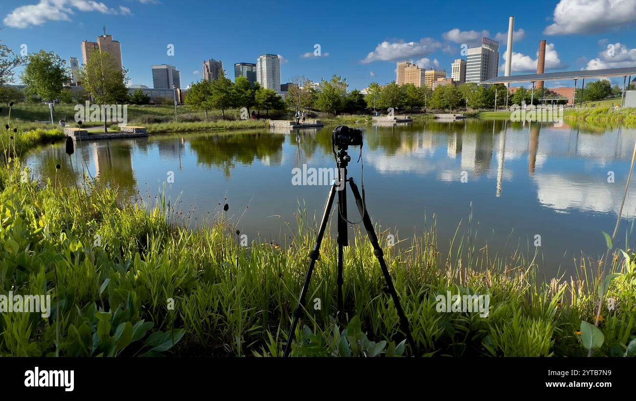 10 JUILLET 2023 BIRMINGHAM, Al - caméra Joe Sohm sur trépied pour l'imagerie timelapse Banque D'Images