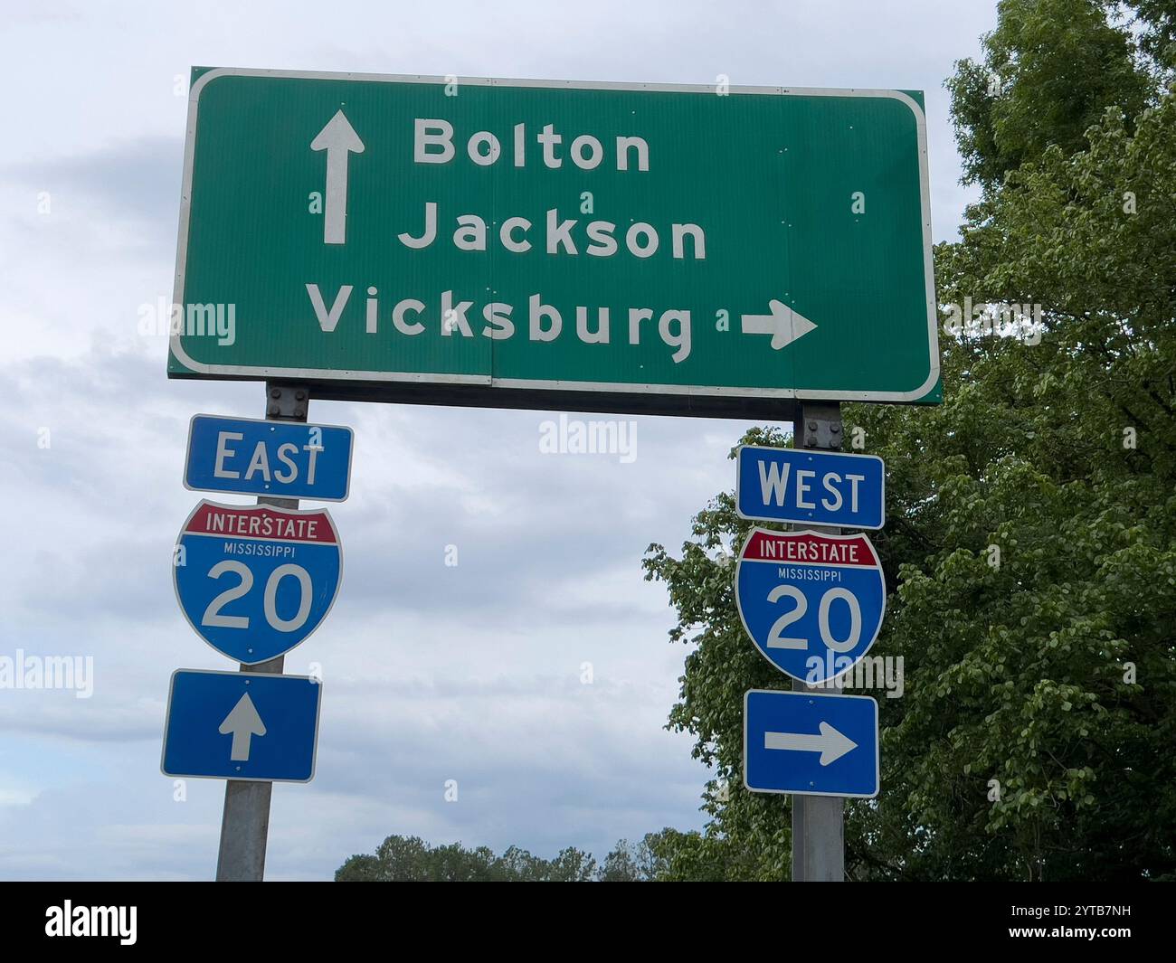 8 JUILLET 2023, JACKSON VICKSBURG, MS - panneaux routiers vers deux villes du sud Banque D'Images