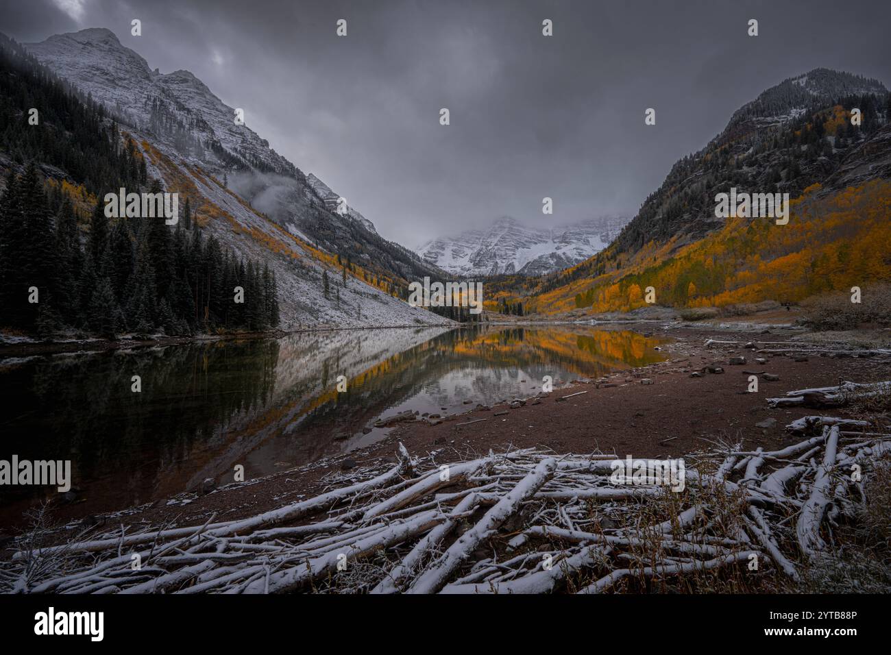 OCTOBRE 2023, ASPEN COLORADO, USA - lever de soleil sur Maroon Bells, Aspen Colorado en couleur automne Banque D'Images