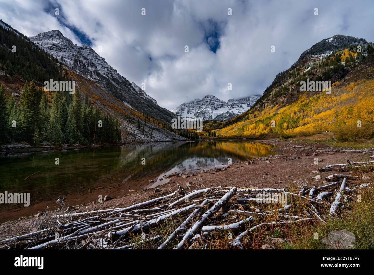 OCTOBRE 2023, ASPEN COLORADO, USA - lever de soleil sur Maroon Bells, Aspen Colorado en couleur automne Banque D'Images