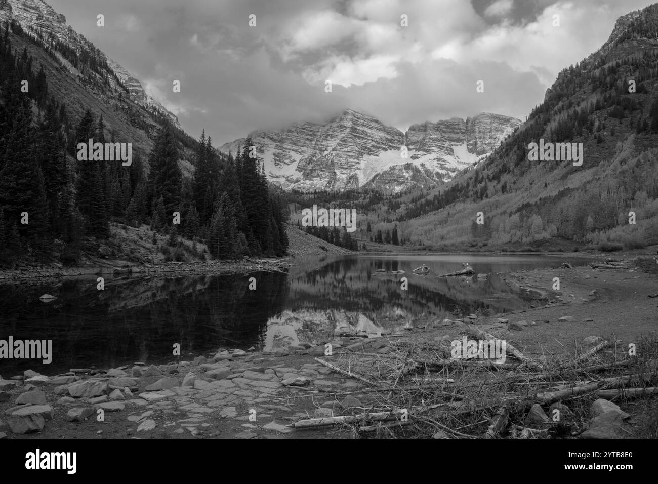 OCTOBRE 2023, ASPEN COLORADO, USA - lever de soleil sur Maroon Bells, Aspen Colorado en couleur automne Banque D'Images