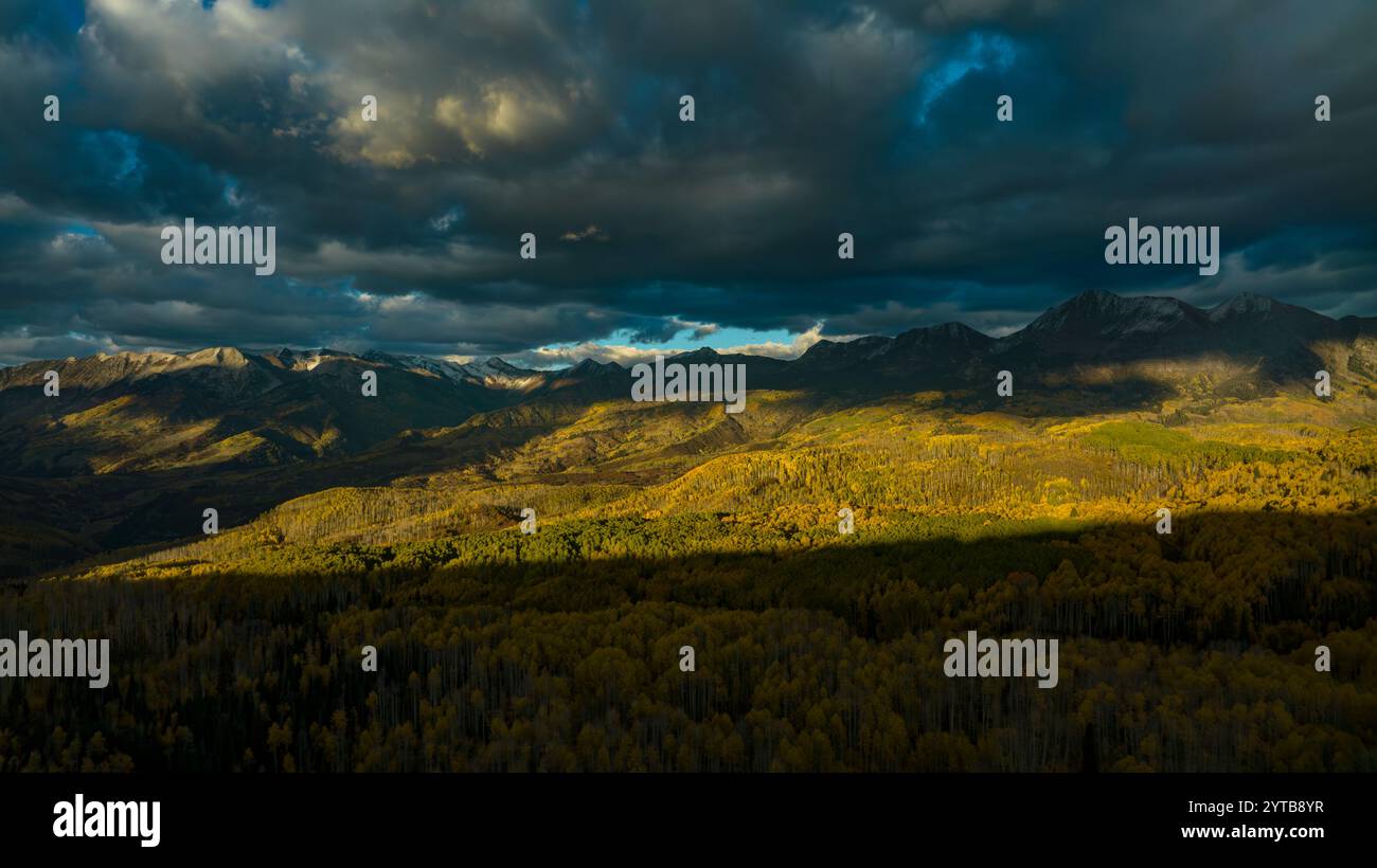 4 OCTOBRE 2023, COL KEBLER, CRÈSTED BUTTE, CO. États-Unis - couleurs de coucher de soleil sur les montagnes Kebler Pass en couleur automne Banque D'Images