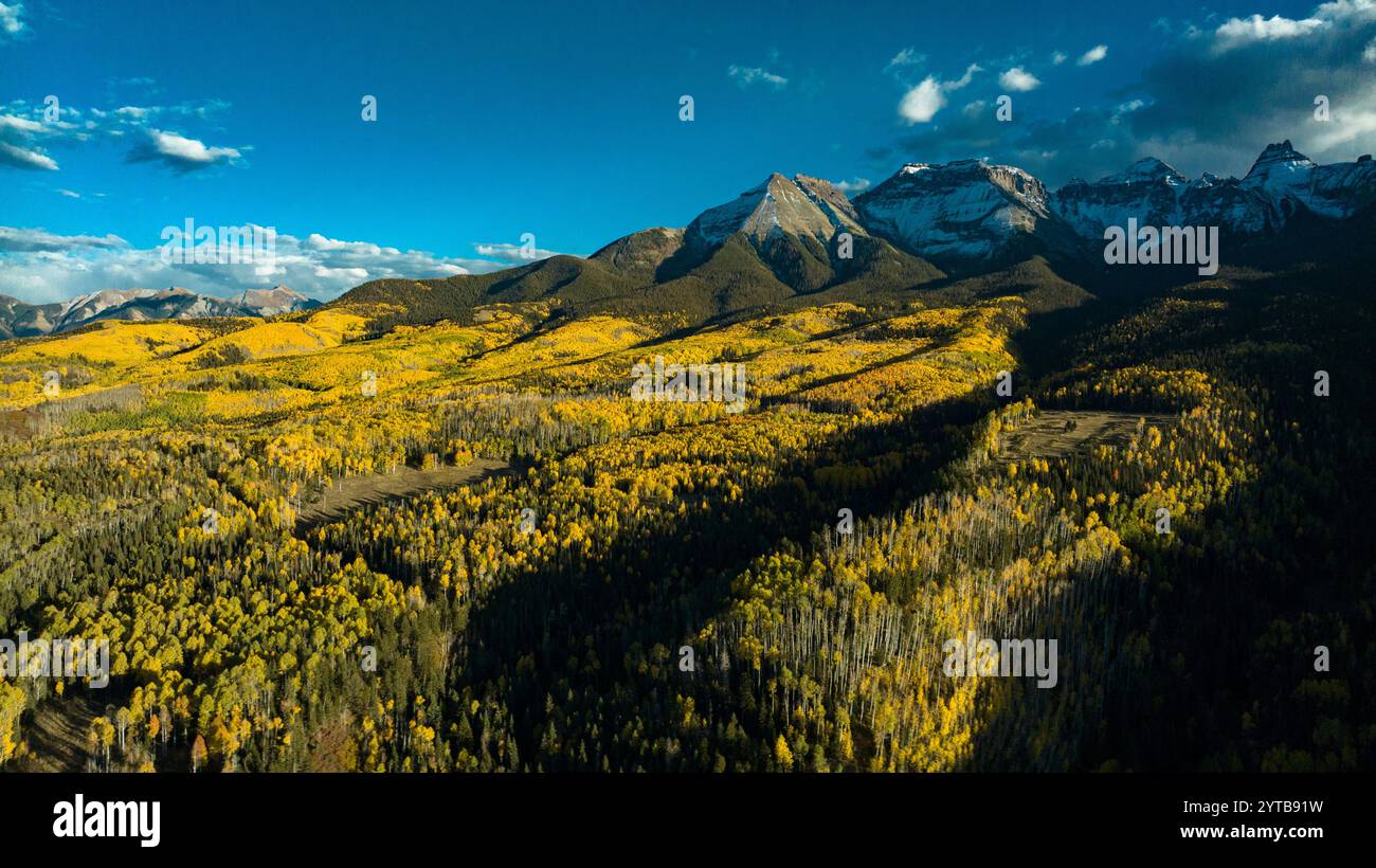 5 OCTOBRE 2023 RIDGWAY, COLORADO, États-Unis - vue d'automne des montagnes San Juan depuis le sommet de Pines Ridgway, CO Banque D'Images