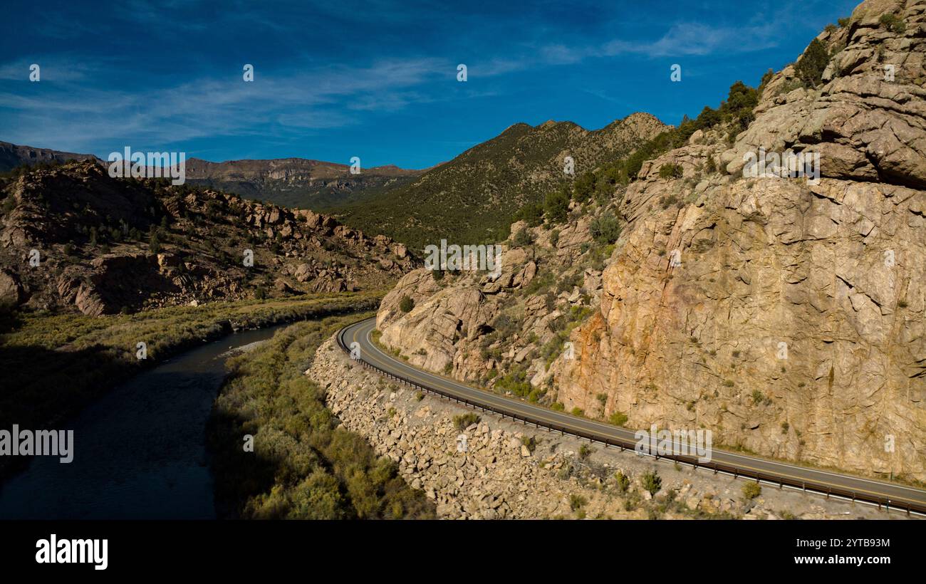15 OCTOBRE 2023 - COTOPAXI COLORADO, États-Unis - la rivière Arkansas longe l'autoroute 50 près de Cotopaxi CO., dans un canyon avec des rochers au-dessus Banque D'Images