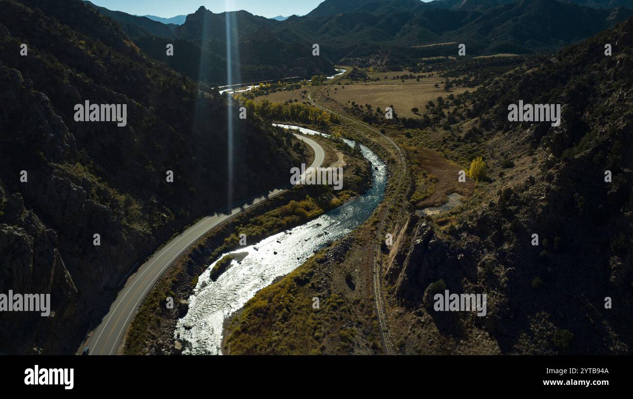 15 OCTOBRE 2023 - COTOPAXI COLORADO, États-Unis - la rivière Arkansas longe l'autoroute 50 près de Cotopaxi CO., dans un canyon avec des rochers au-dessus Banque D'Images