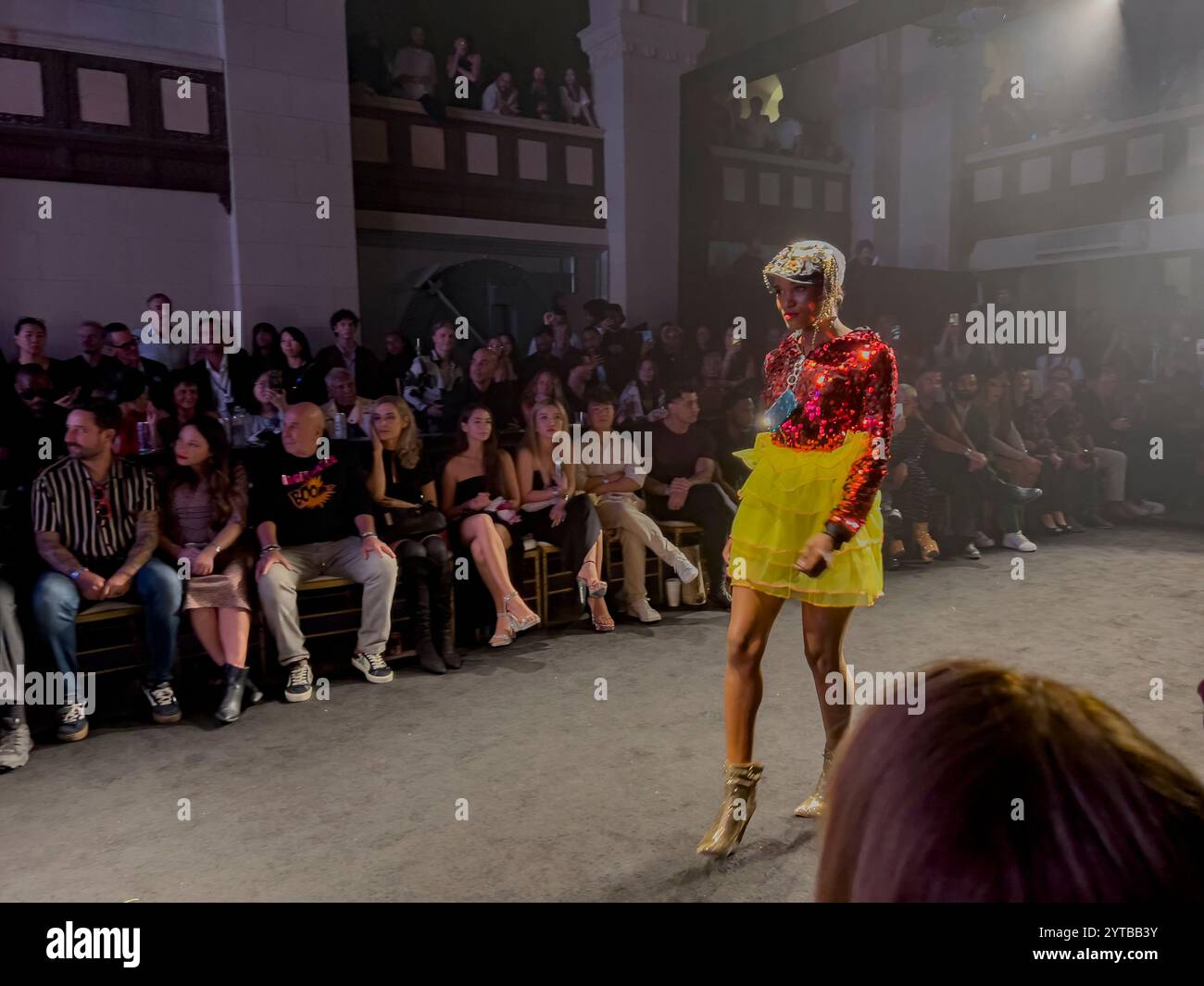18-22 OCTOBRE 2023 - LOS ANGELES, CA. États-Unis - de beaux modèles défilent sur la piste de la Fashion week de Los Angeles 2023 - mettant en vedette des designers internationaux Banque D'Images