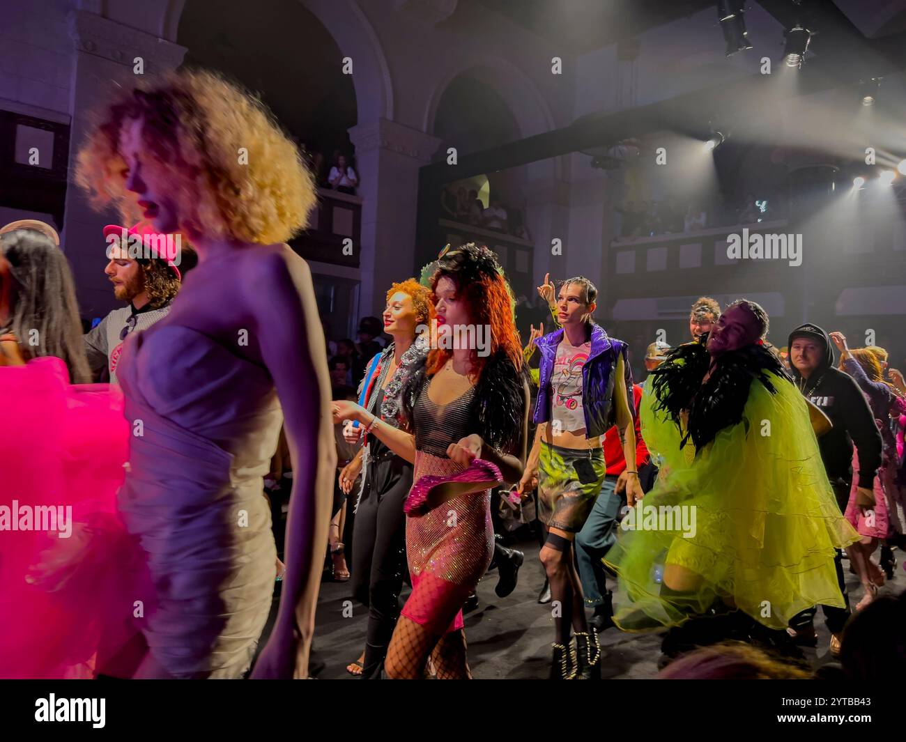 18-22 OCTOBRE 2023 - LOS ANGELES, CA. États-Unis - de beaux modèles défilent sur la piste de la Fashion week de Los Angeles 2023 - mettant en vedette des designers internationaux Banque D'Images