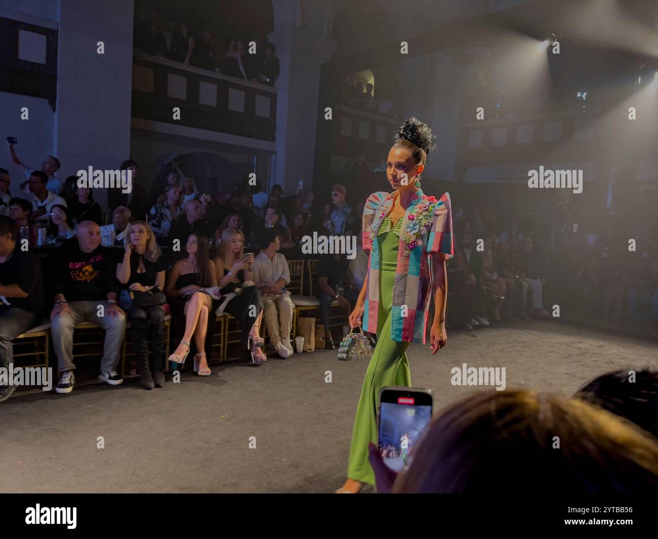 18-22 OCTOBRE 2023 - LOS ANGELES, CA. États-Unis - de beaux modèles défilent sur la piste de la Fashion week de Los Angeles 2023 - mettant en vedette des designers internationaux Banque D'Images