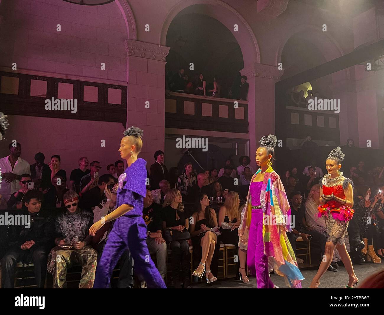18-22 OCTOBRE 2023 - LOS ANGELES, CA. États-Unis - de beaux modèles défilent sur la piste de la Fashion week de Los Angeles 2023 - mettant en vedette des designers internationaux Banque D'Images