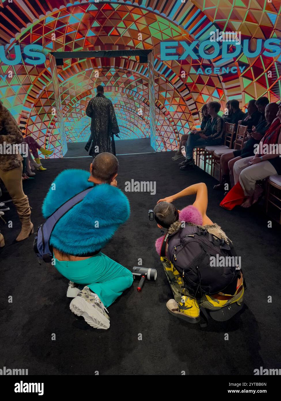 18-22 OCTOBRE 2023 - LOS ANGELES, CA. États-Unis - de beaux modèles défilent sur la piste de la Fashion week de Los Angeles 2023 - mettant en vedette des designers internationaux Banque D'Images