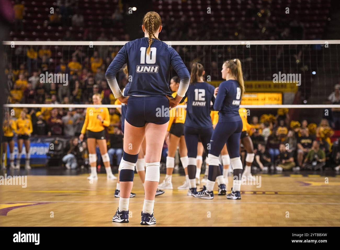 Rachel Grier (10 ans), bloqueuse du New Hampshire, attend le service du premier set du match de volleyball de la NCAA contre les Sun Devils de l'Arizona à Tempe, Arizona, vendredi 6 décembre 2024. Arizona State a battu le New Hampshire 3-0 (Thomas Fernandez/image of Sport). Banque D'Images