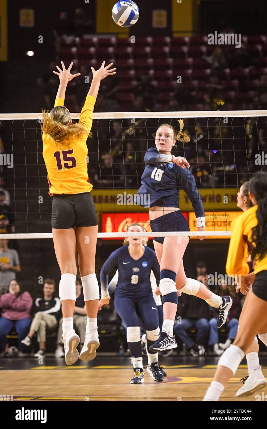 Rachel Grier (10 ans), bloqueuse du New Hampshire, meurt la balle dans la deuxième manche du match de volleyball de la NCAA contre les Sun Devils de l'Arizona à Tempe, Arizona, vendredi 6 décembre 2024. Arizona State a battu le New Hampshire 3-0 (Thomas Fernandez/image of Sport). Banque D'Images