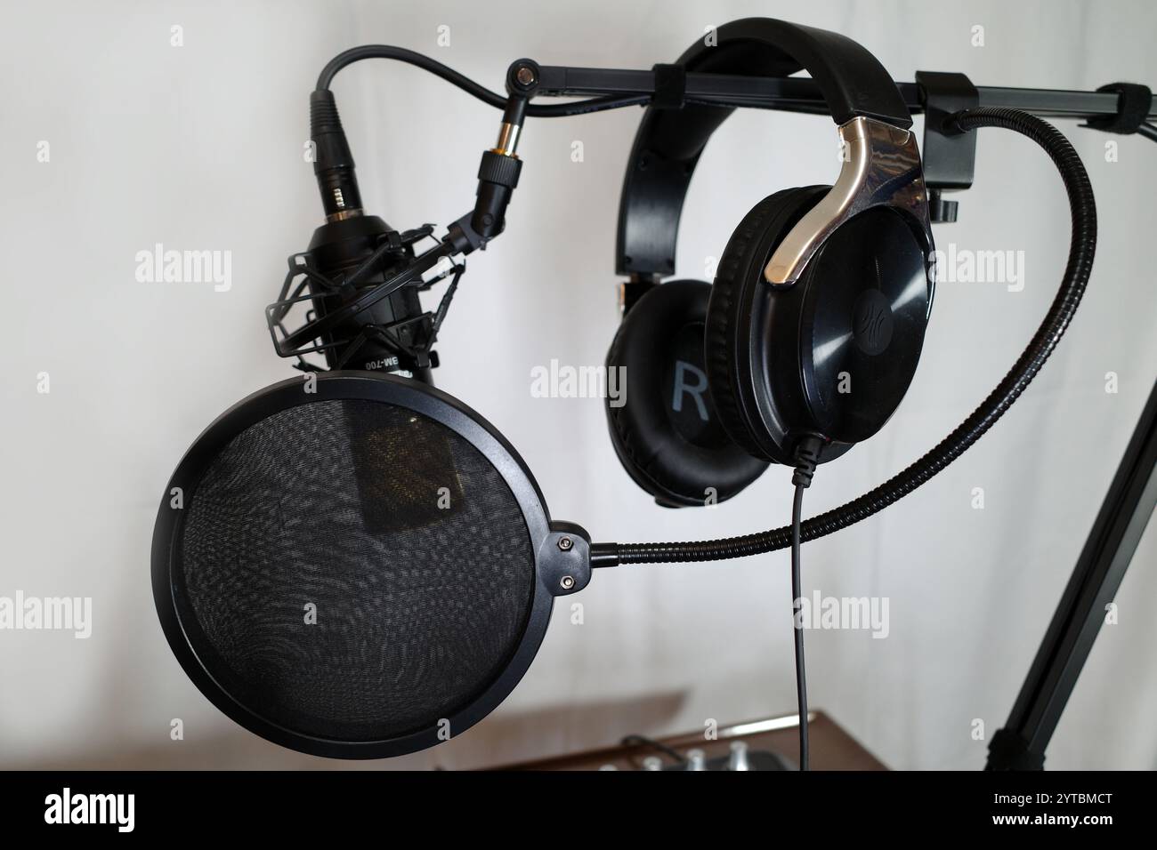 Microphone avec popkiller et écouteurs d'un podcaster Banque D'Images