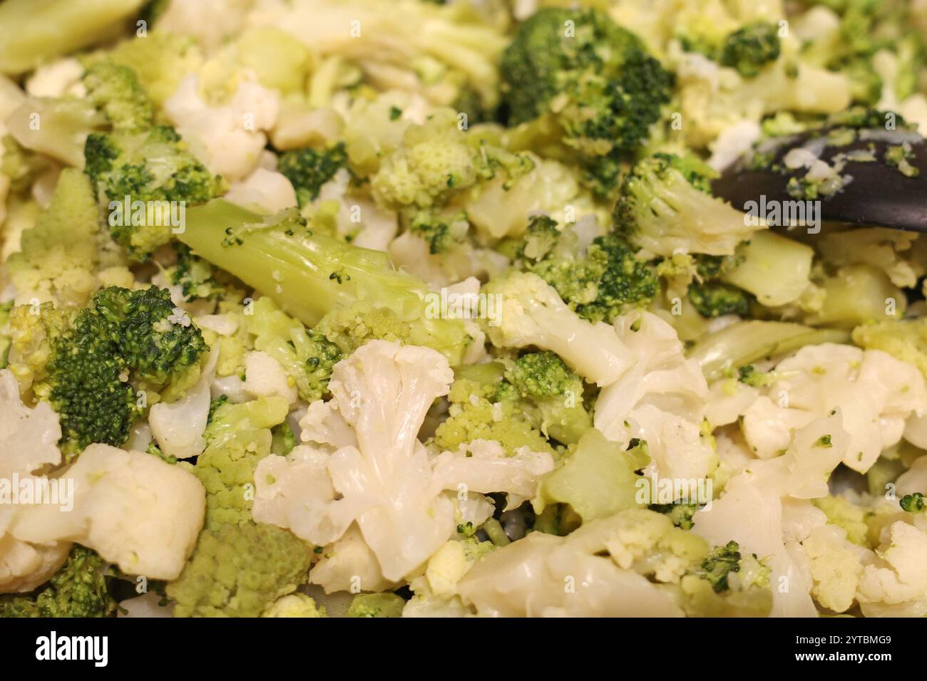Brocoli cuit et chou-fleur avec sauce au fromage dans un restaurant buffet Banque D'Images