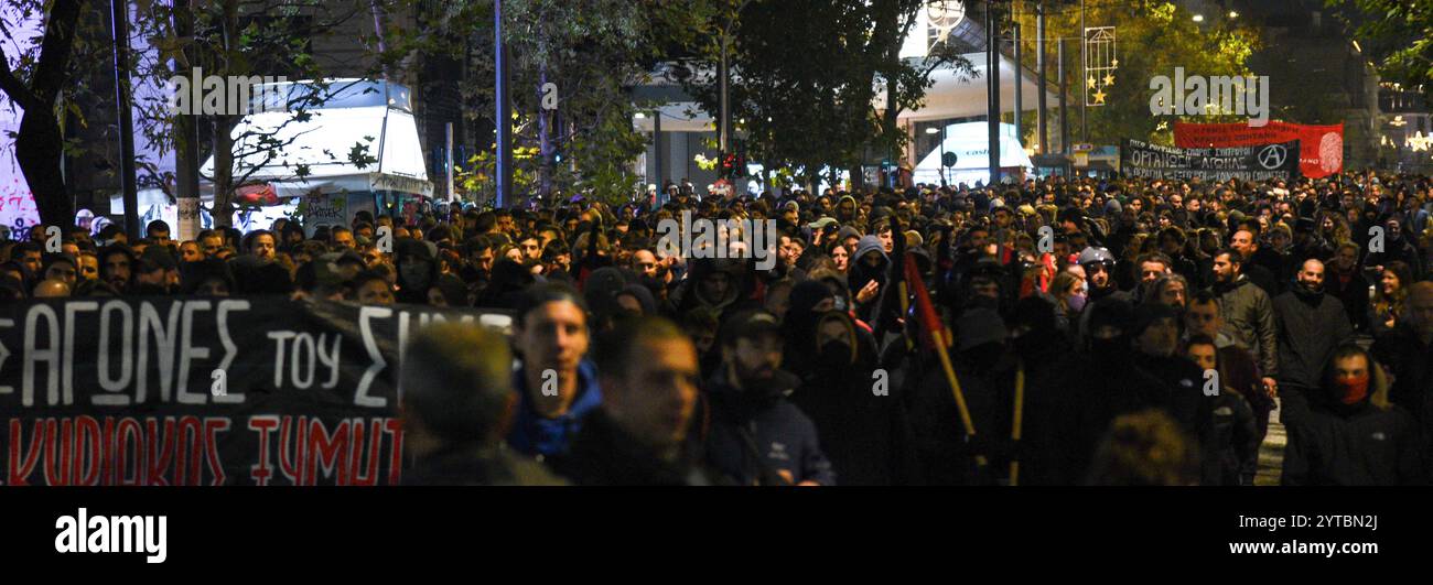 Grèce : affrontements violents entre anarchistes et police anti-émeute lors de la marche pour Alexis Grigoropoulos Athènes, Grèce, 6 décembre 2024. Violents affrontements entre la police anti-émeute et les anarchistes lors de la marche en l'honneur d'Alexis Grigoropoulos et contre la violence policière, à Athènes, en Grèce. C'était un adolescent qui a été abattu par la police. Athènes Attiki Grèce Copyright : xKostasxGalanisx Banque D'Images