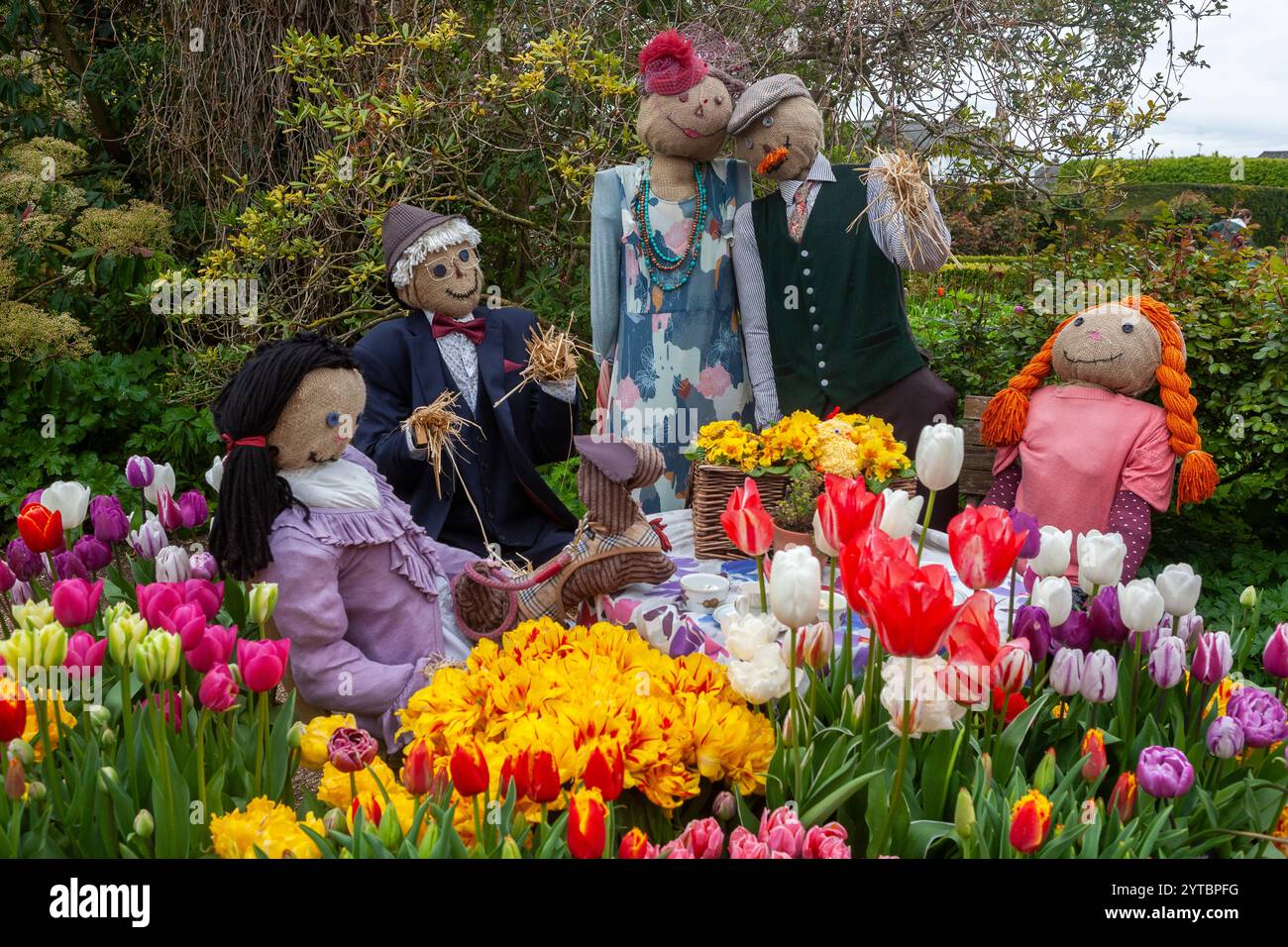 Un groupe d'épouvantails excentriques garde les tulipes dans le cadre du festival des tulipes du château d'Arundel dans les jardins du château d'Arundel, West Sussex, Royaume-Uni Banque D'Images