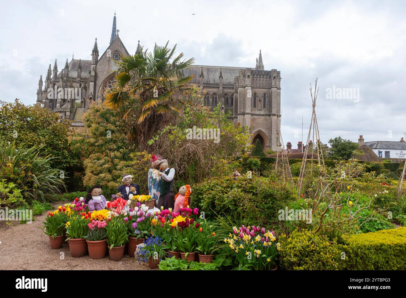 Un groupe d'épouvantails excentriques garde les tulipes dans le cadre du festival des tulipes du château d'Arundel, West Sussex, Royaume-Uni : Arundel Cathedral Beyond Banque D'Images