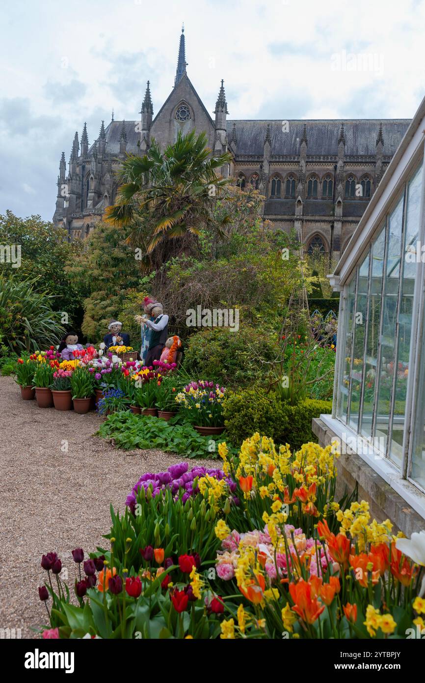 Un groupe d'épouvantails excentriques garde les tulipes dans le cadre du festival des tulipes du château d'Arundel dans les jardins du château d'Arundel, West Sussex, Royaume-Uni : Arundel Cat Banque D'Images