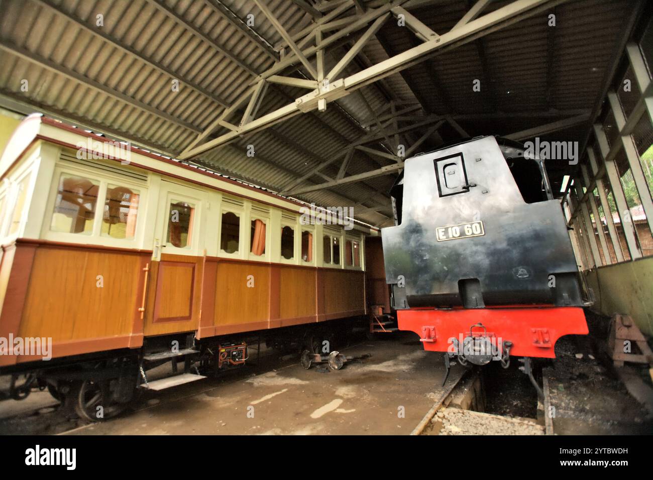 Vue arrière d'une locomotive à vapeur et d'un compartiment de train au musée du train de Sawahlunto, une ancienne ville minière de l'ouest de Sumatra, en Indonésie. Banque D'Images