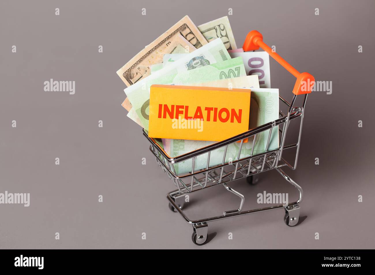 Panier dollars américains inflation monétaire, hausse des prix et concept de budgétisation. Coût de la vie. Panier de consommation Banque D'Images