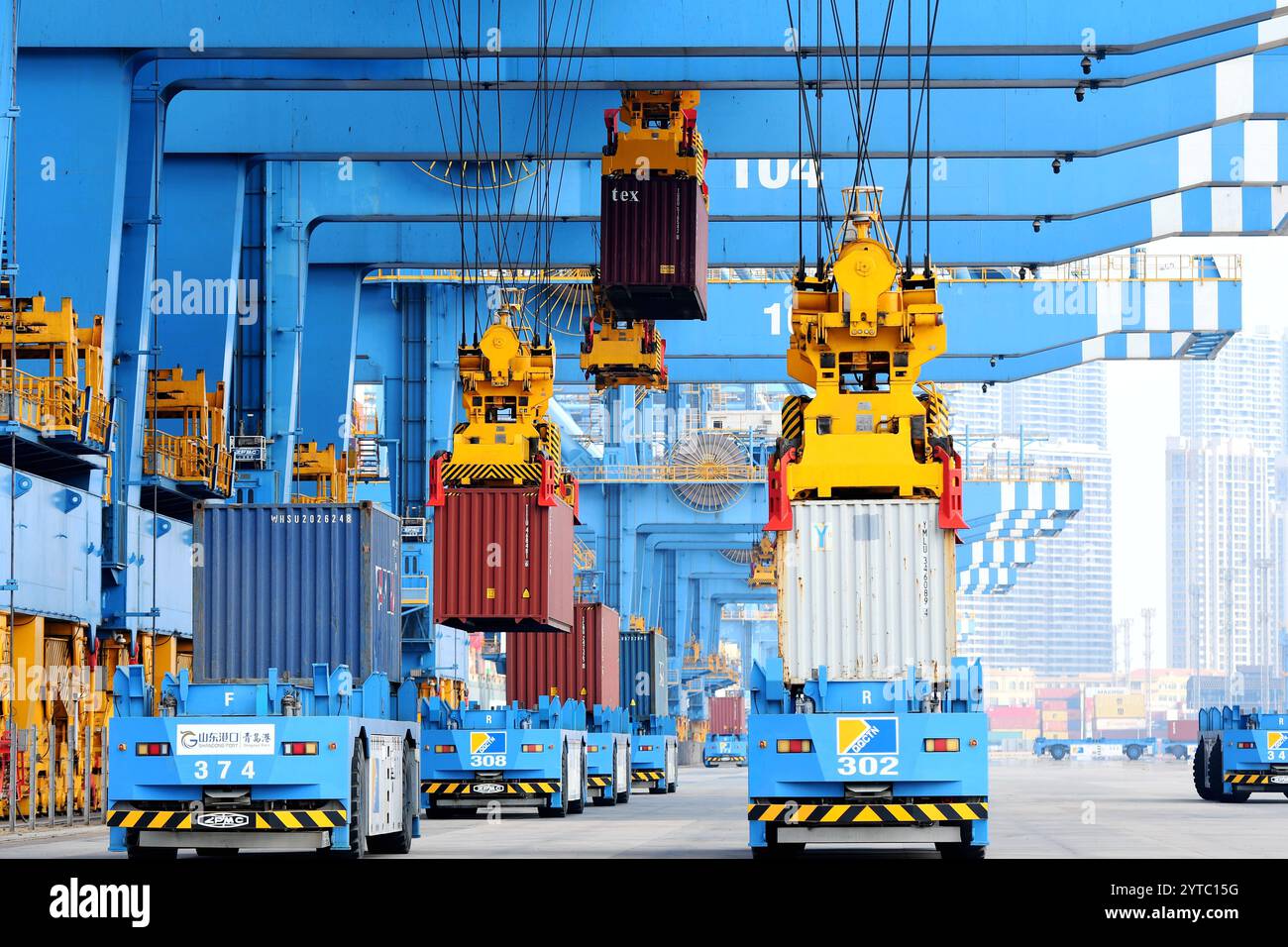 QINGDAO, CHINE - 7 DÉCEMBRE 2024 - les cargos chargent et déchargent des conteneurs de commerce extérieur au terminal automatisé du port de Qingdao, dans l'est de la Chine Banque D'Images