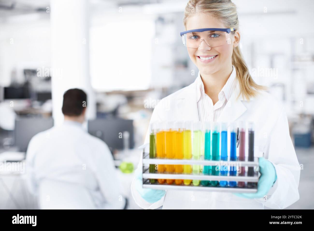 Scientifique, femme et portrait avec des éprouvettes en laboratoire pour la recherche médicale, l'étude scientifique et l'alchimie. Solution, plateau liquide coloré ou Banque D'Images