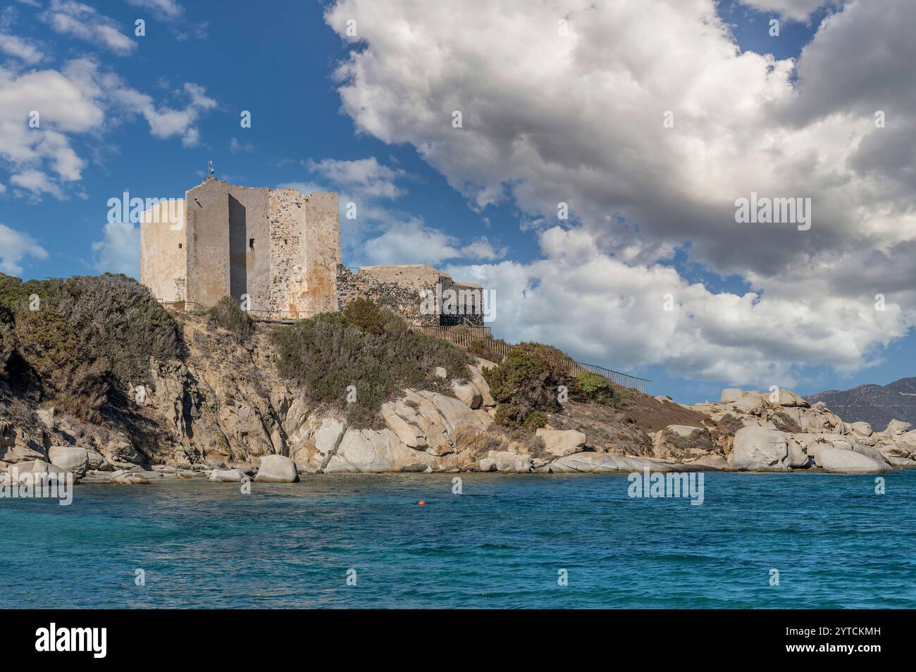 Forteresse Fortezza Vecchia à Villasimius, Sardaigne, Italie, contre un beau ciel avec des nuages Banque D'Images