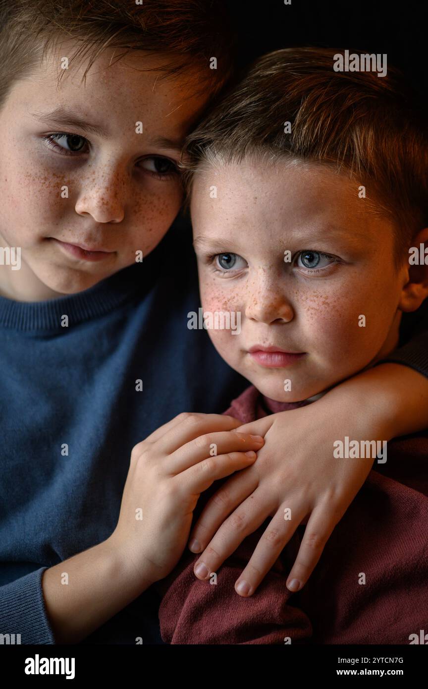 portrait gros plan garçon avec des taches de rousseur sur les joues avec les yeux bleus Banque D'Images