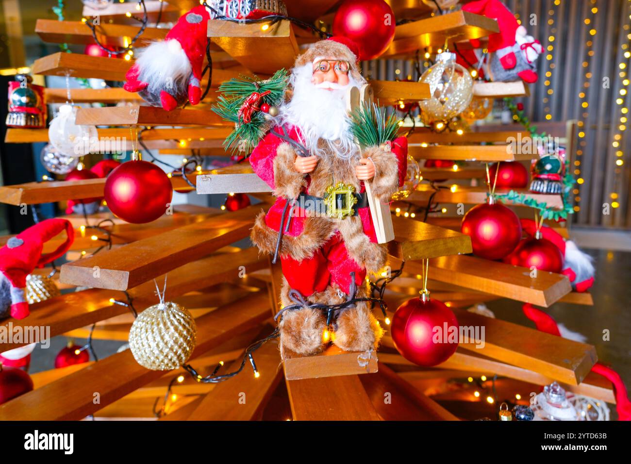 Arbre de planche en bois de Noël avec des jouets du nouvel an, des boules du Père Noël et des lumières. Banque D'Images