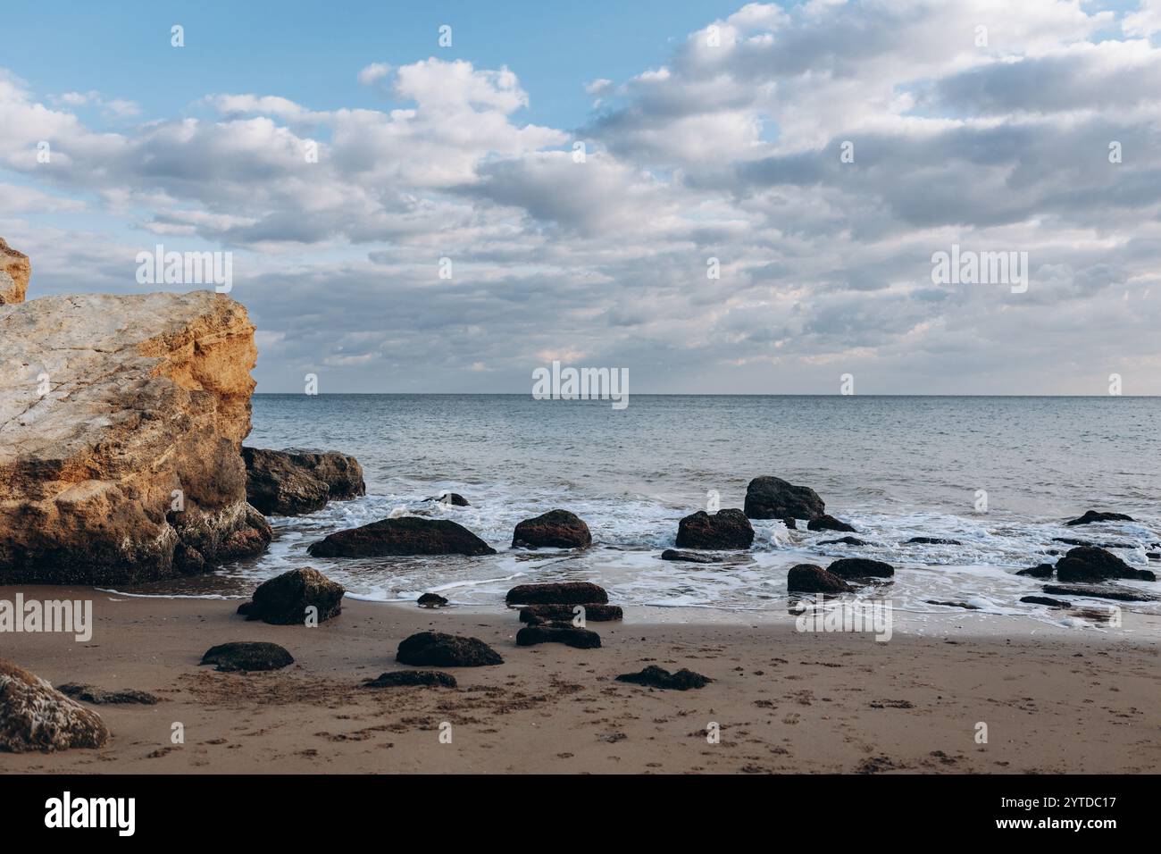 Lever du soleil tôt le matin sur la mer. Quelques nuages. Banque D'Images