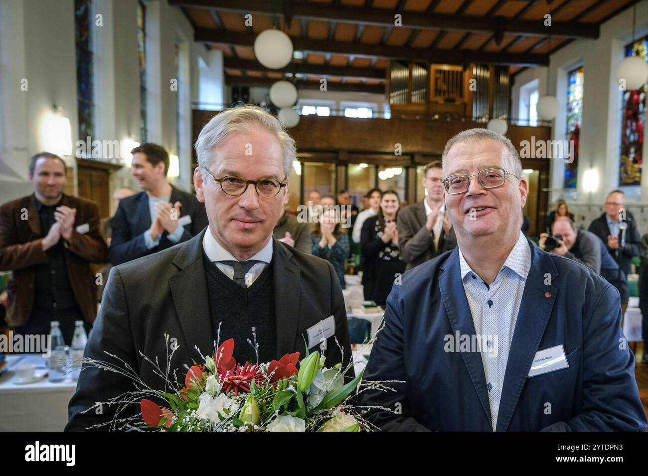 Karsten Wolkenhauer Li., mit Andreas Koehn Köhn, Praeses der Synode der Evangelischen Landeskirche Anhalts ist neuer Kirchenpraesident der Evangelischen Kirche Anhalts. Er wurde am Samstag, 07.12.2024, in der Dessauer Auferstehungskirche von der Landessynode in sein neues AMT gewaehlt. Der 58-jaehrige Theologe setzte sich im entscheidenden zweiten Wahlgang gegen Seine Mitbewerber Albrecht Lindemann und Frank Weyen durch. Wolkenhauer erhielt 20 Stimmen. Siehe epd-meldung vom 07.12.2024 USAGE ÉDITORIAL EXCLUSIF *** Karsten Wolkenhauer Li , avec Andreas Koehn Köhn , Président du Synode d'Evange Banque D'Images