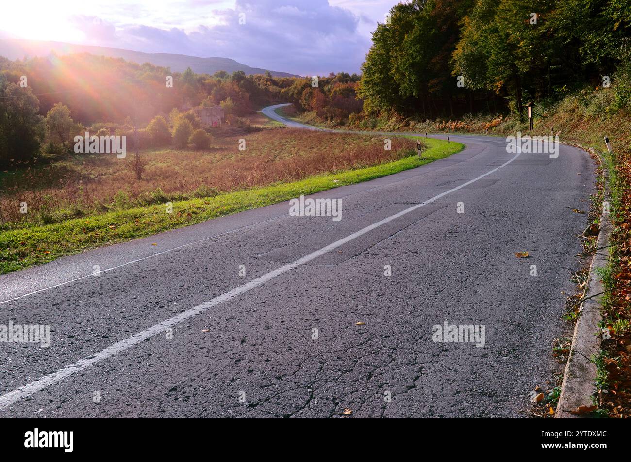 Scène d'automne sur une route de campagne entre Orasac et Klisa, Bihac, Bosnie-Herzégovine Banque D'Images