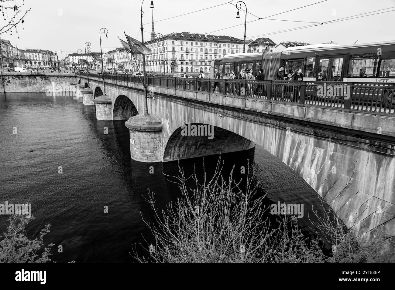 Turin, Italie - 27 mars 2022 : le pont du Roi Umberto I est un pont sur le Pô à Turin, reliant Corso Vittorio Emanuele II au Corso Monc Banque D'Images