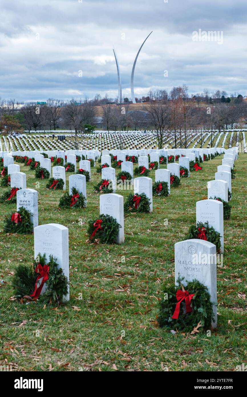 Cimetière national d'Arlington, Virginie, États-Unis. Tombes avec couronnes du nouvel an. Mémorial de l'USAF en arrière-plan. Banque D'Images