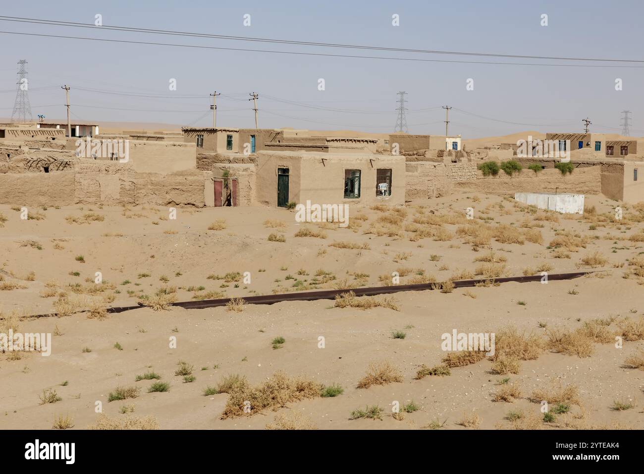 Les habitations faites de boue et de briques sont entourées de terrains secs à Sheberghan, mettant en valeur l'environnement aride et l'architecture traditionnelle. Jowzjan Pro Banque D'Images