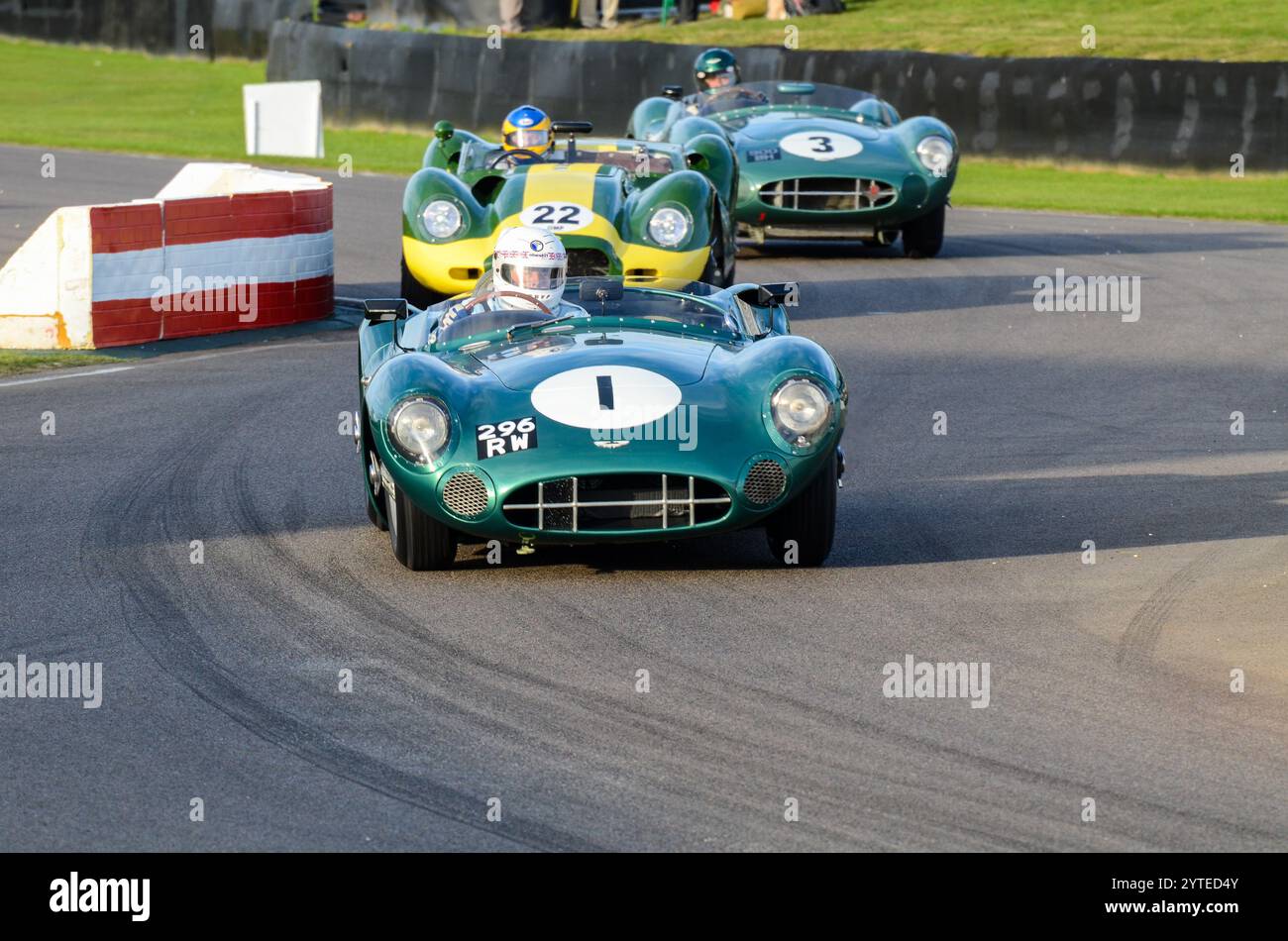 Aston Martin DBR1/1 voiture de sport classique, voiture de course vintage en compétition dans le Trophée Sussex lors de l'événement historique Goodwood Revival. Châssis DBR1/1 voiture Banque D'Images