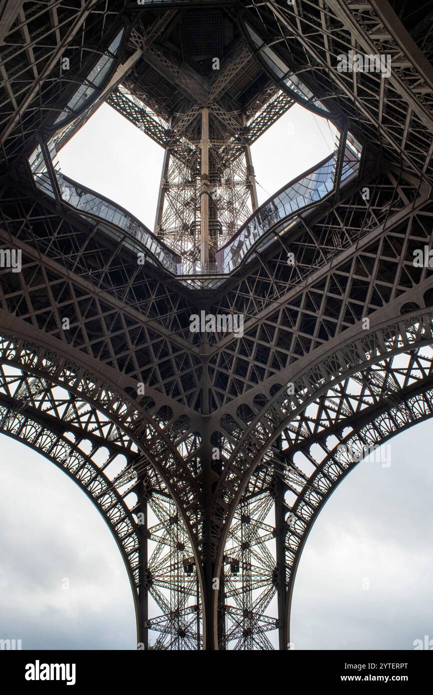 Gros plan sur la Tour Eiffel complexe en treillis en fer forgé , la Tour Eiffel est le monument le plus visité payé dans le monde , Paris , France Banque D'Images