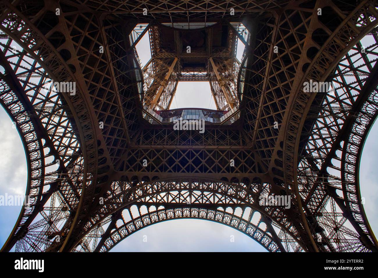 Gros plan sur la Tour Eiffel complexe en treillis en fer forgé , la Tour Eiffel est le monument le plus visité payé dans le monde , Paris , France Banque D'Images
