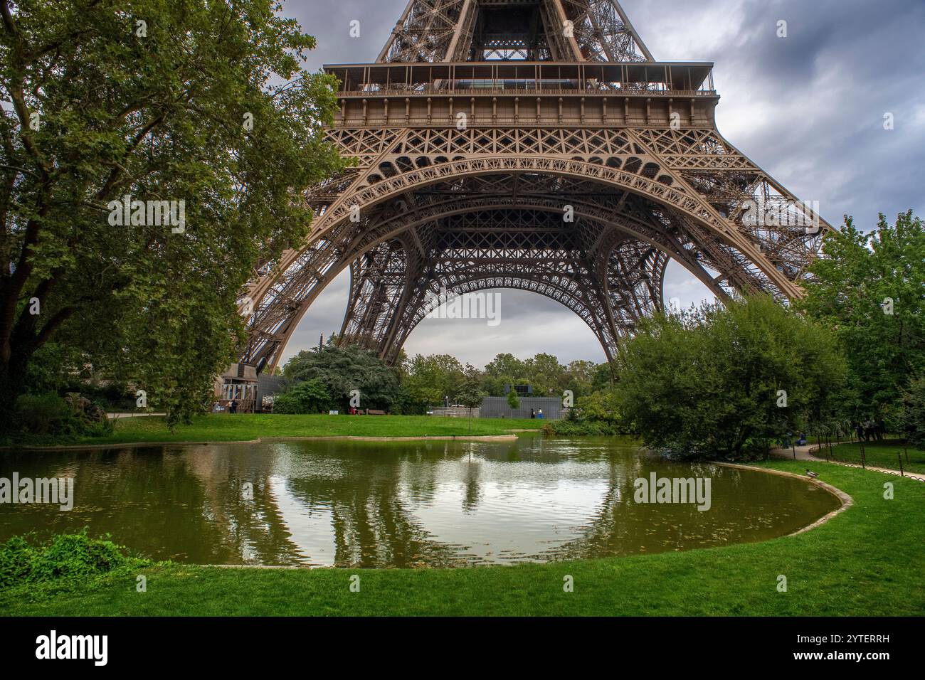 Gros plan sur la Tour Eiffel complexe en treillis en fer forgé , la Tour Eiffel est le monument le plus visité payé dans le monde , Paris , France Banque D'Images