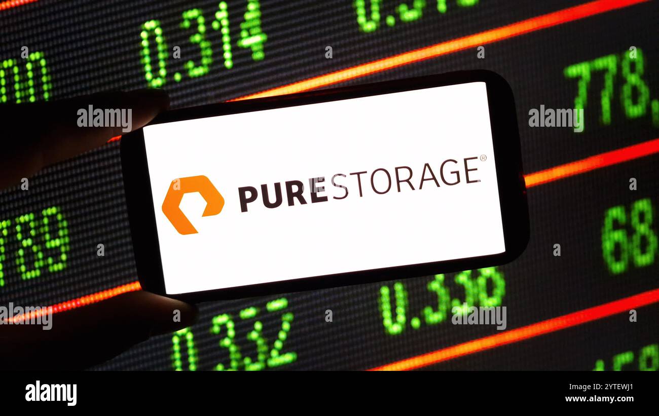 Konskie, Pologne - 03 décembre 2024 : logo de la société Pure Storage affiché sur le téléphone portable Banque D'Images