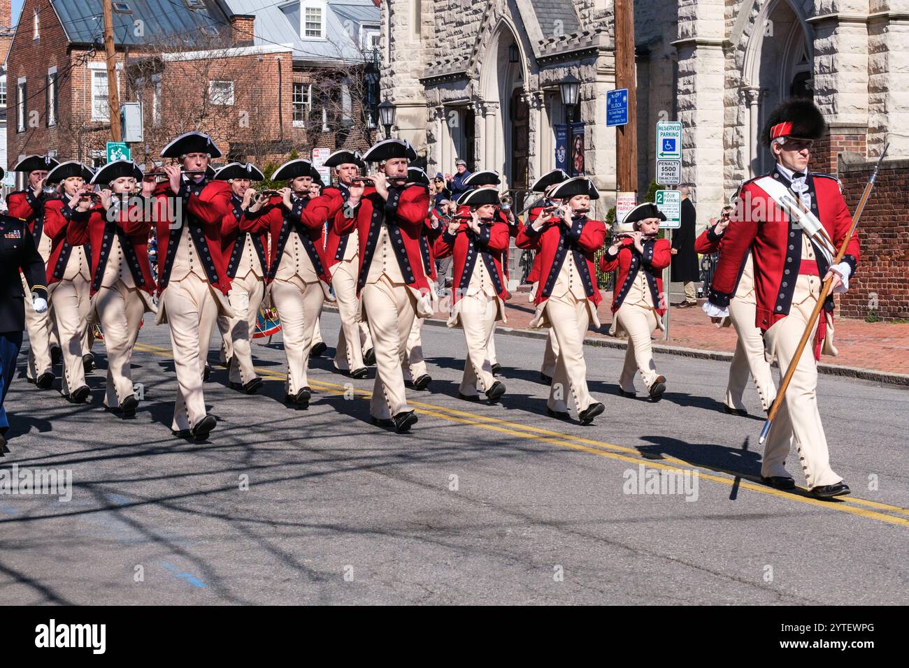 Alexandria, Virginie, États-Unis. Fife et Drum Players in Parade honorant l'anniversaire de George Washington. Hommes en uniformes de la guerre d'indépendance. Banque D'Images