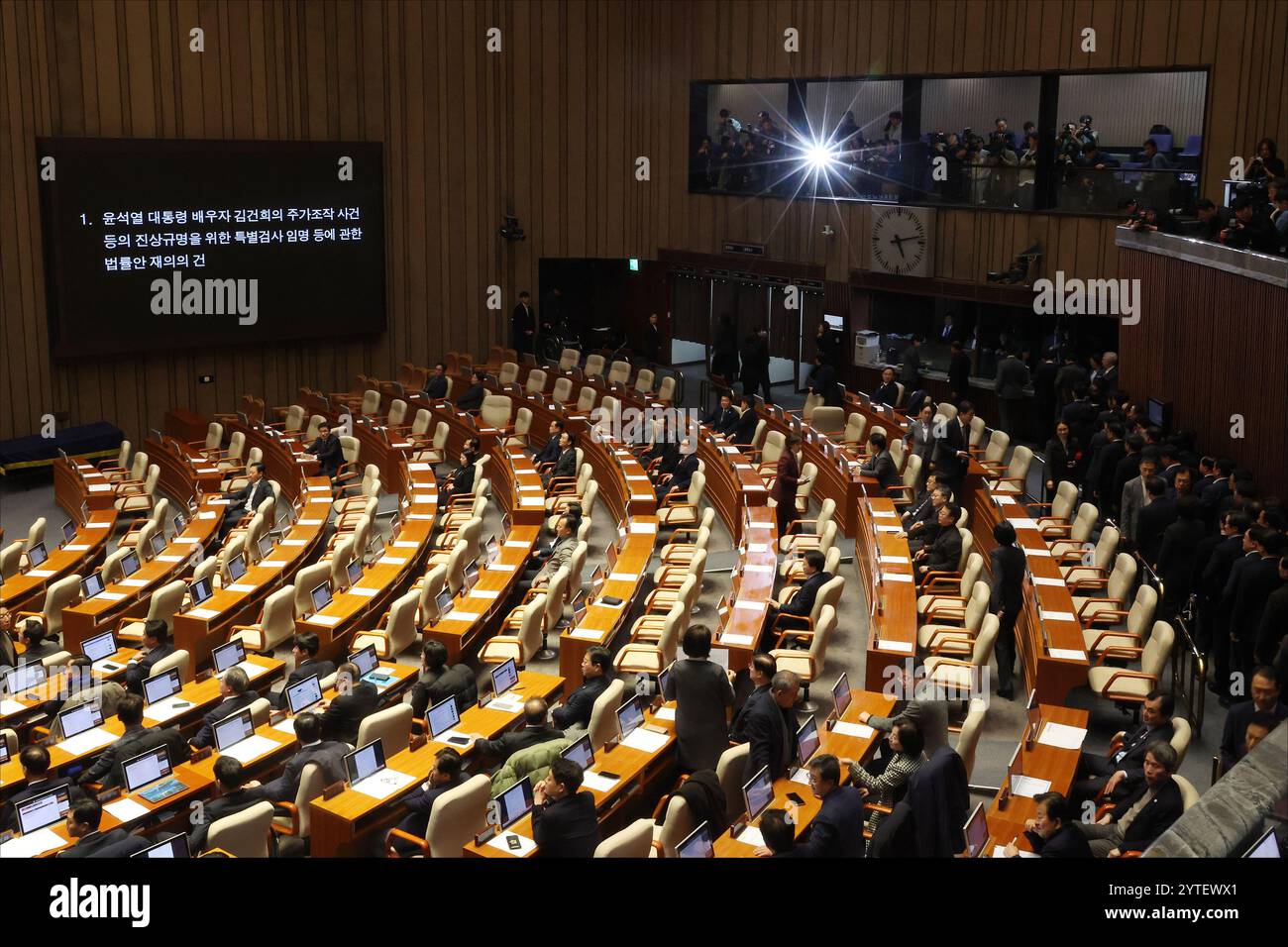 Séoul, Corée du Sud. 7 décembre 2024. Les législateurs de l'Assemblée nationale de Corée du Sud votent un projet de loi pour enquêter sur les scandales impliquant la première dame du président Yoon Suk-yEOL à Séoul, Corée du Sud, Dec. 7, 2024. Sur les 300 législateurs de l'Assemblée nationale, 198 ont voté pour le projet de loi sur l'enquête spéciale du procureur de la première dame, et 102 contre. Au moins les deux tiers des législateurs doivent voter oui pour adopter le projet de loi. Crédit : Xinhua/Alamy Live News Banque D'Images